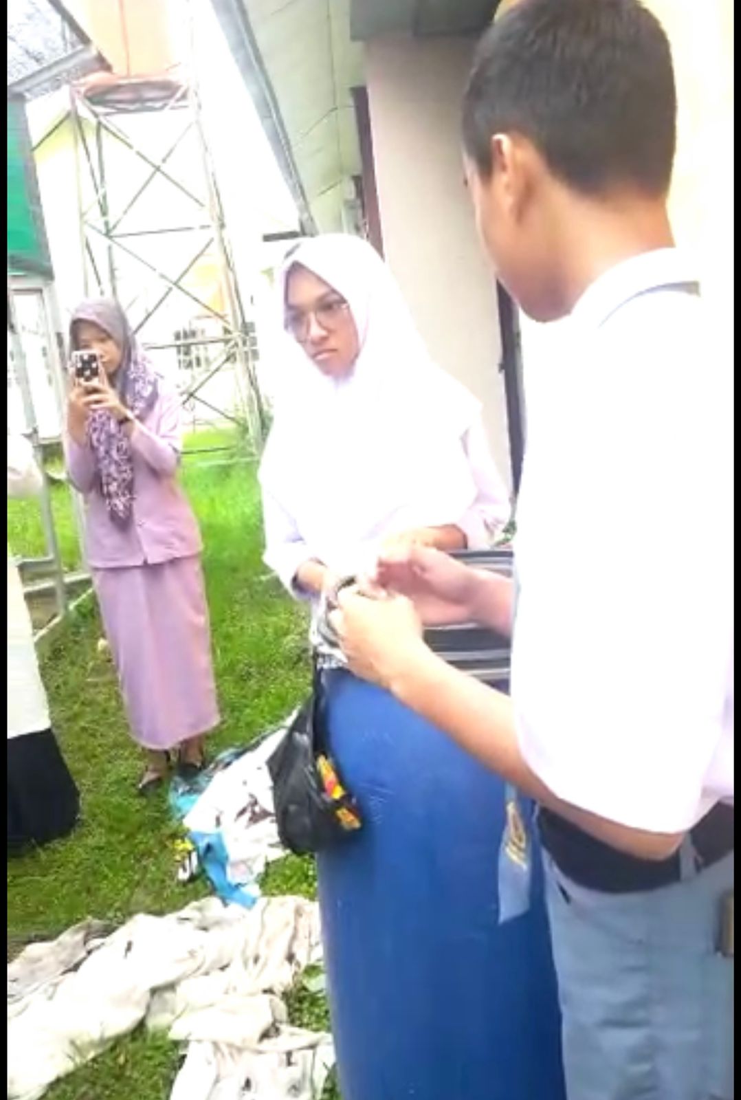 PEMBINAAN PENGOLAHAN SAMPAH OLEH DINAS PERKIMTANLH TERHDAP SISWA DAN GURU SMKN 1 PAINAN